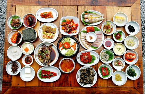 Varios platos de comida